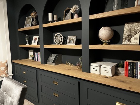 Built-in shelfs with decorations and books on them. 